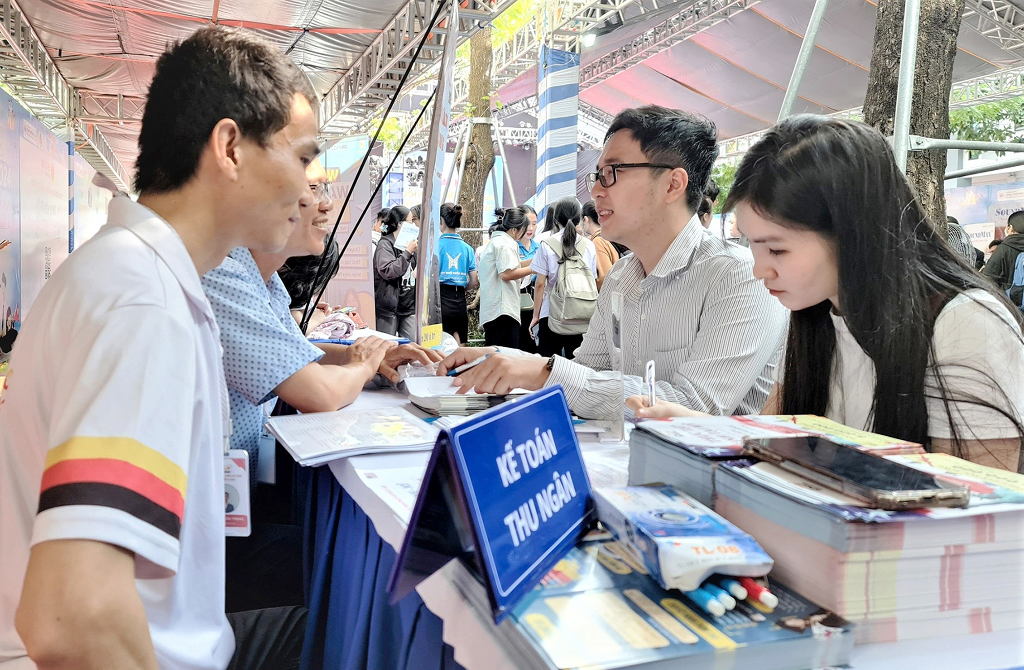 Tuyển dụng ghi 'lương thỏa thuận' có mập mờ? - Ảnh 1. Tuyển dụng ghi 'lương thỏa thuận' có mập mờ? - Ảnh 1.