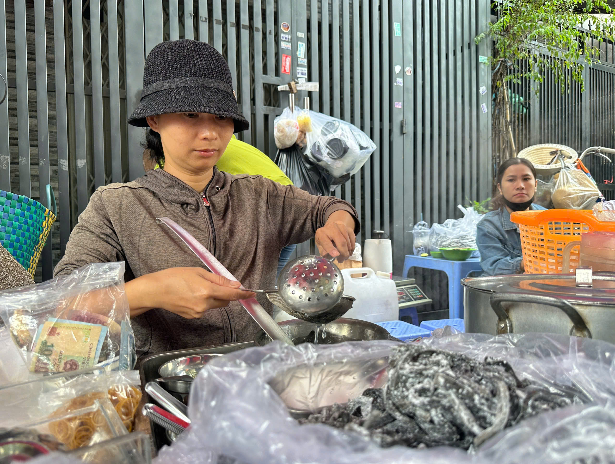 Quán… chè 'phân gà' ở TP.HCM: Chỉ bán 2 ngày/tháng nhưng khách luôn chật kín- Ảnh 1. Quán… chè 'phân gà' ở TP.HCM: Chỉ bán 2 ngày/tháng nhưng khách luôn chật kín- Ảnh 1.