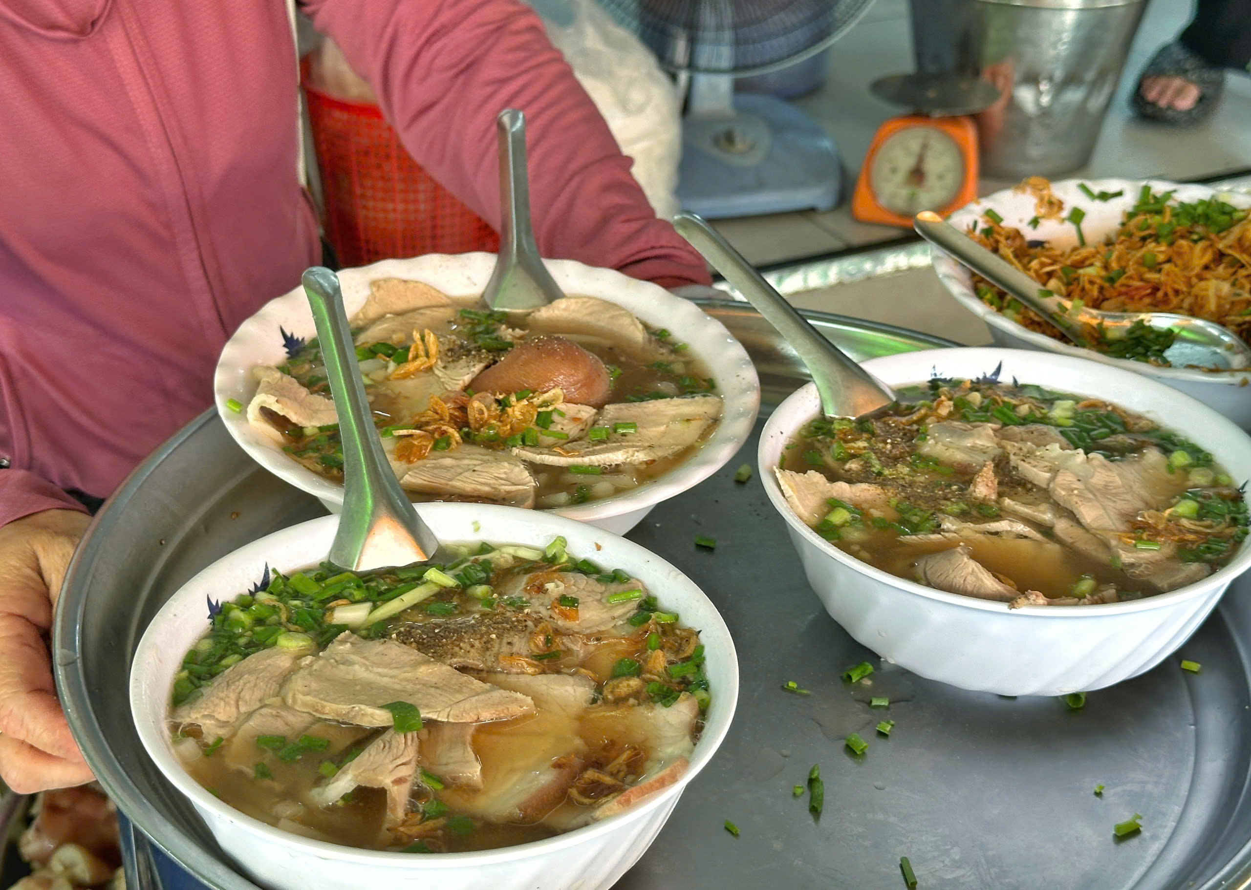 Bánh canh nửa thế kỷ của 3 chị em ở TP.HCM: Khách sốc vì… 'giò heo siêu to'- Ảnh 5. Bánh canh nửa thế kỷ của 3 chị em ở TP.HCM: Khách sốc vì… 'giò heo siêu to'- Ảnh 5.