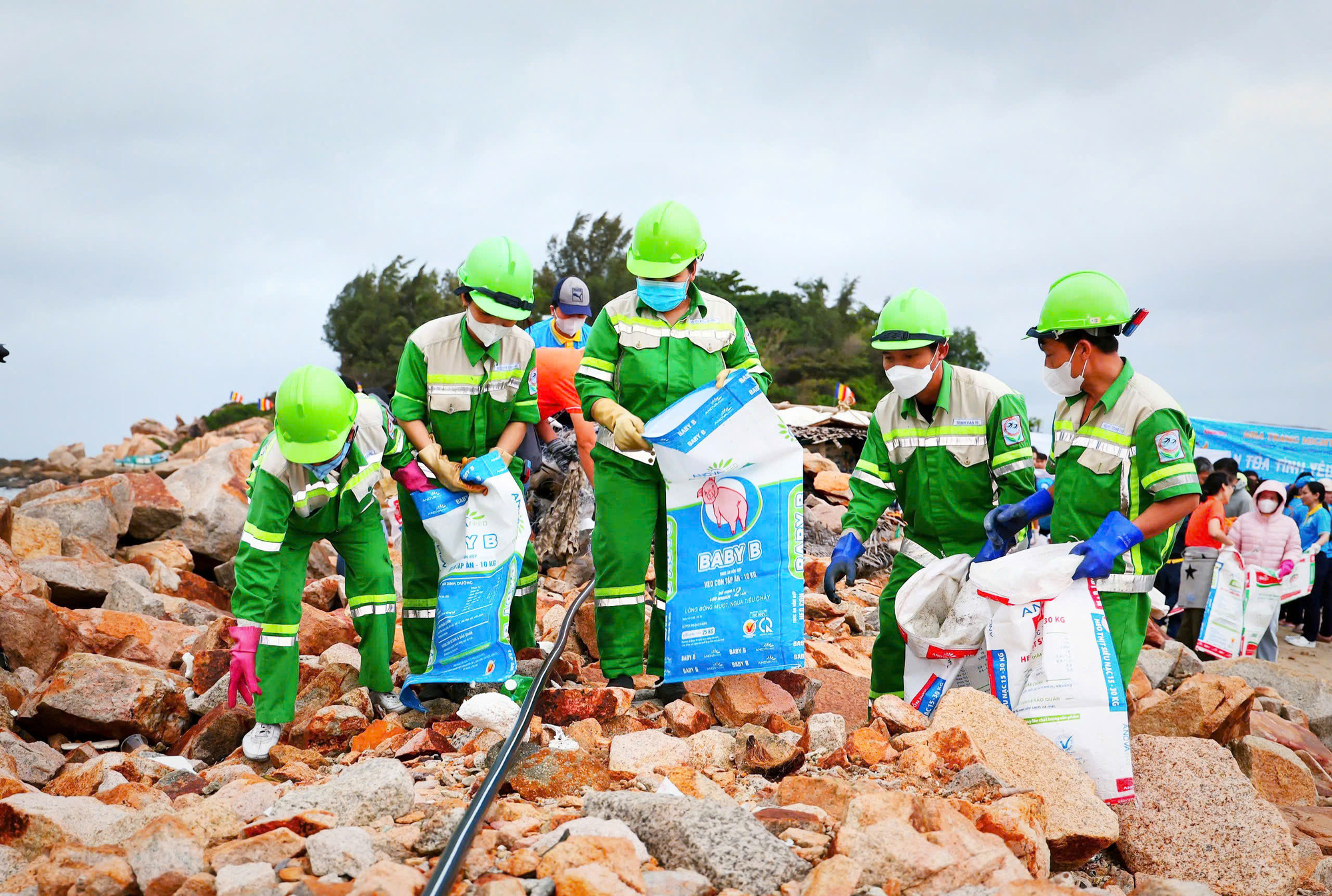Hàng trăm vận động viên giải chạy đêm Nha Trang dọn vệ sinh môi trường trên bãi biển - Ảnh 3. Tham gia giải chạy đêm dọn rác trên bãi biển Nha Trang, lan tỏa tình yêu biển đảo - Ảnh 2.
