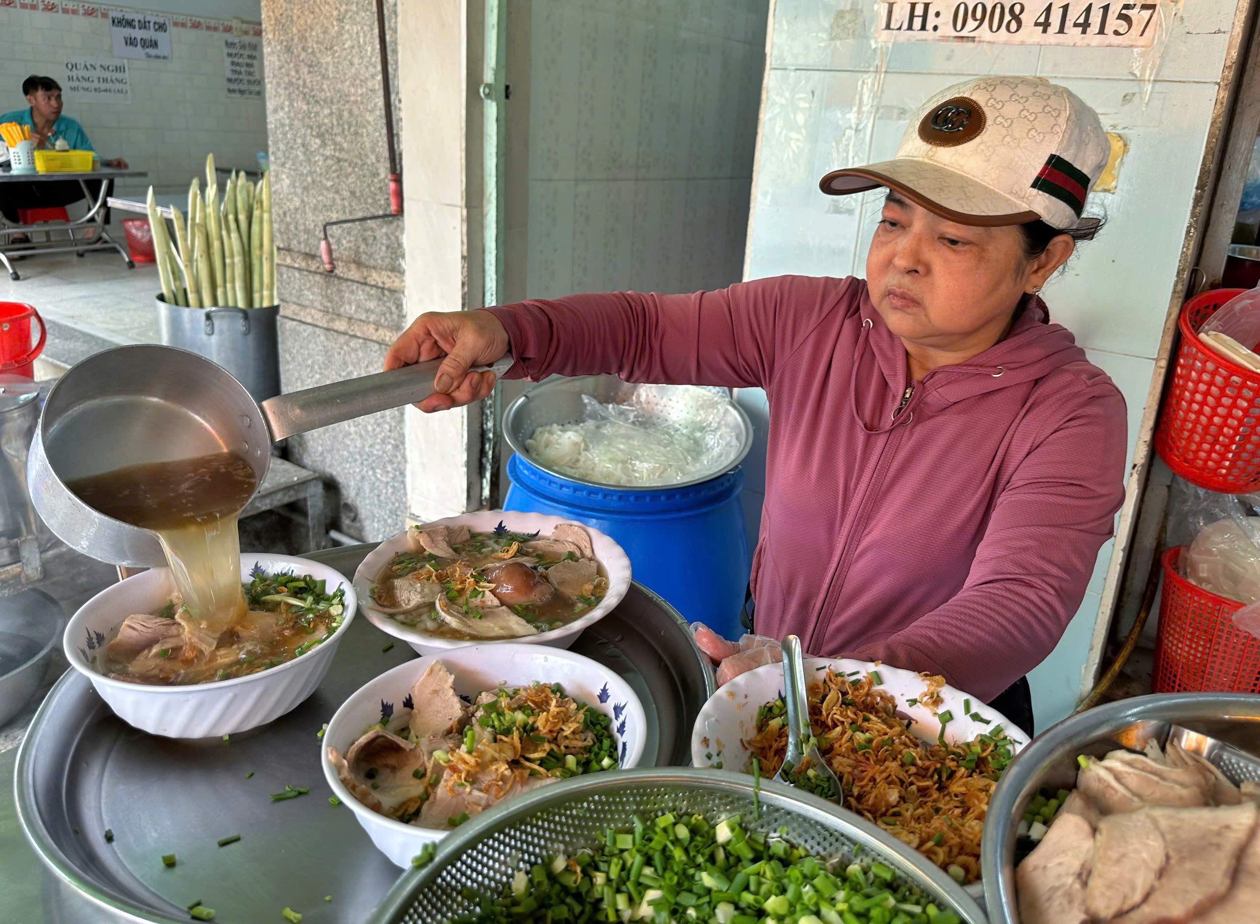 Bánh canh nửa thế kỷ của 3 chị em ở TP.HCM: Khách sốc vì… 'giò heo siêu to'- Ảnh 1. Bánh canh nửa thế kỷ của 3 chị em ở TP.HCM: Khách sốc vì… 'giò heo siêu to'- Ảnh 1.