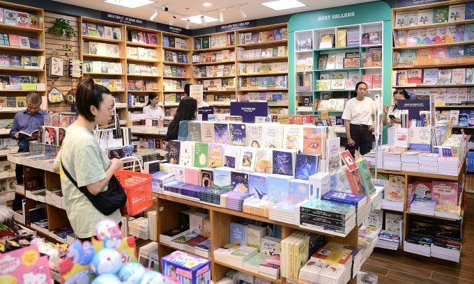 Khách hàng đang mua sắm tại một nhà sách Fahasa tại TP HCM. Ảnh: FHS