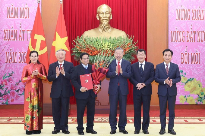 Tổng Bí thư Tô Lâm trao quyết định thành lập Đảng bộ, tổ chức bộ máy, chức năng nhiệm vụ và chỉ định Bí thư, các Phó Bí thư Đảng ủy Chính phủ nhiệm kỳ 2020-2025. Ảnh: TTXVN