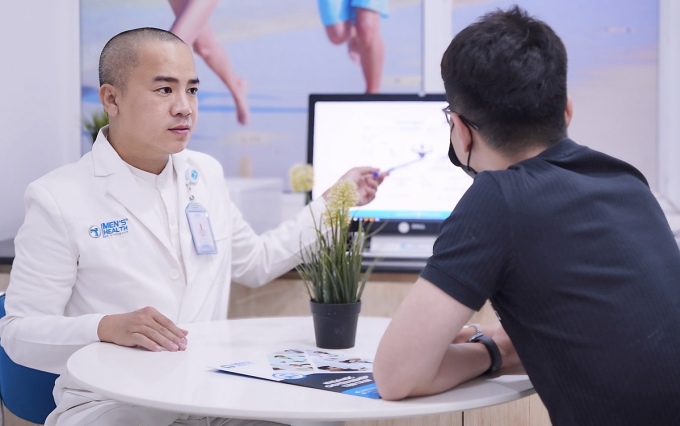 Bác sĩ Duy thăm khám bệnh nhân. Ảnh: Lâm Anh