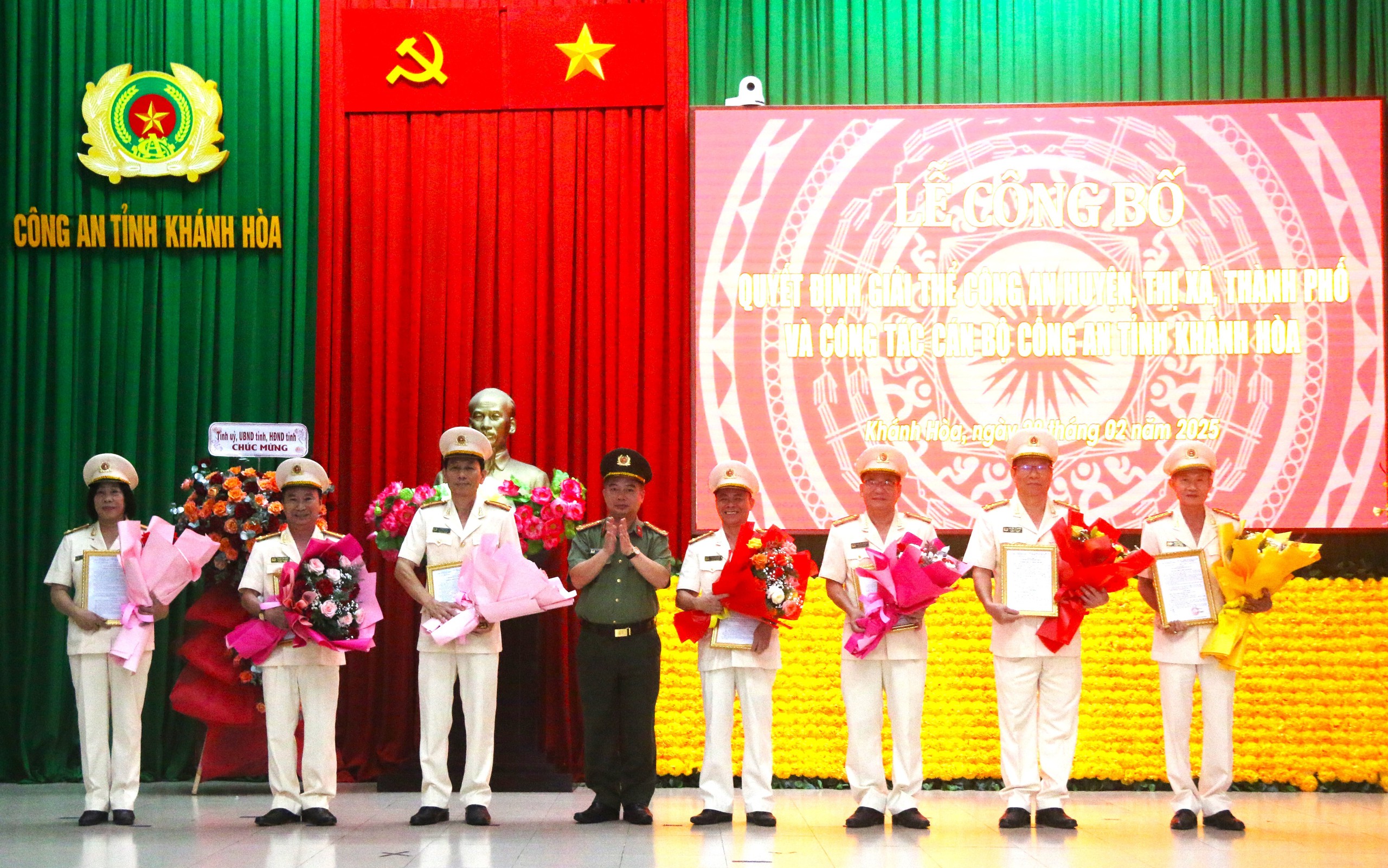 7 lãnh đạo công an cấp phòng tại Khánh Hòa nghỉ công tác - Ảnh 1. 7 lãnh đạo công an cấp phòng tại Khánh Hòa nghỉ công tác - Ảnh 1.