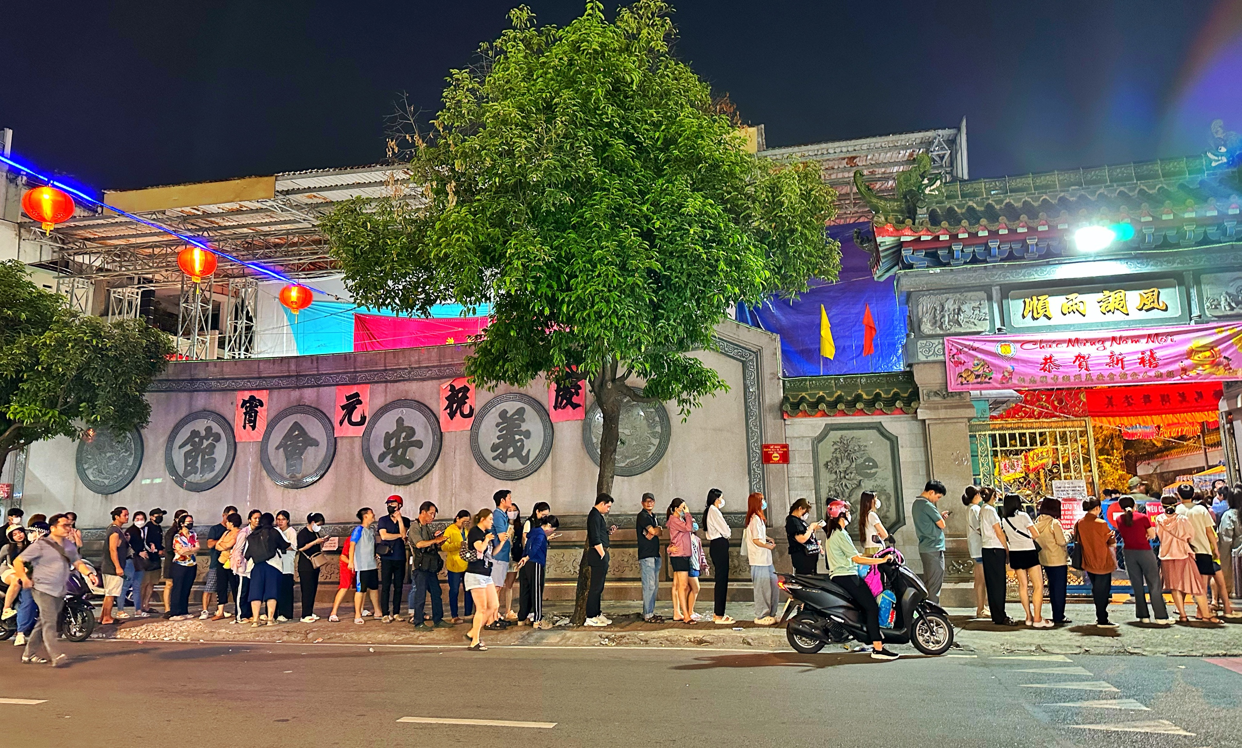 Xếp hàng… 2 tiếng mua đậu hũ vàng mỗi năm chỉ bán 1 dịp ở TP.HCM- Ảnh 3. Xếp hàng… 2 tiếng mua đậu hũ vàng mỗi năm chỉ bán 1 dịp ở TP.HCM- Ảnh 3.