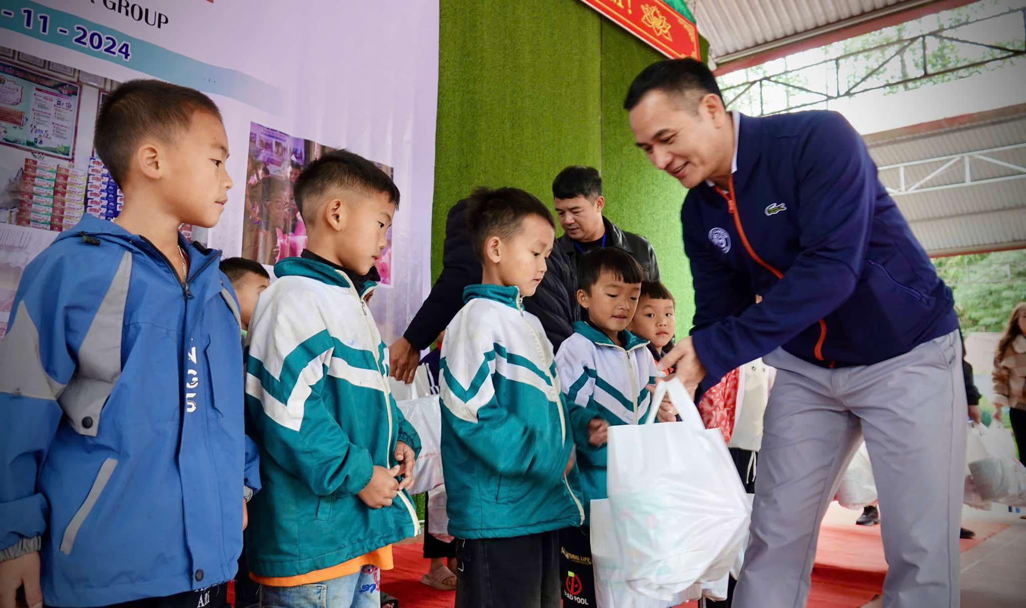 Gửi trao sữa cho học sinh vùng cao chịu ảnh hưởng do bão Yagi - Ảnh 2. Gửi trao sữa cho học sinh vùng cao chịu ảnh hưởng do bão Yagi - Ảnh 2.