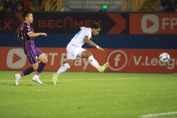 Nguyễn Xuân Son (áo trắng) thi đấu trong trận Nam Định thắng Bình Dương 4-1 ở vòng chín V-League 2024-2025. Ảnh: VPF