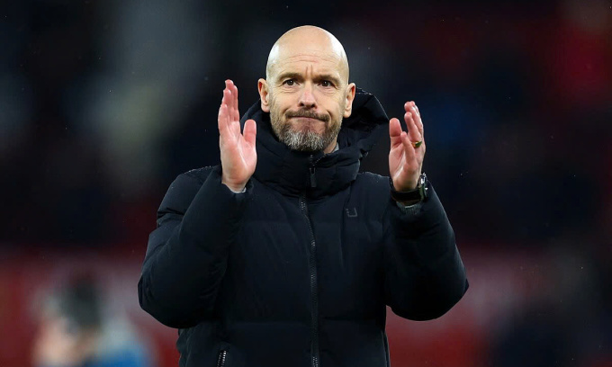 HLV Erik ten Hag vỗ tay tri ân người hâm mộ sau trận Man Utd gặp Chelsea trên sân Old Trafford, thành phố Manchester, ở Ngoại hạng Anh ngày 6/12/2023. Ảnh: Reuters