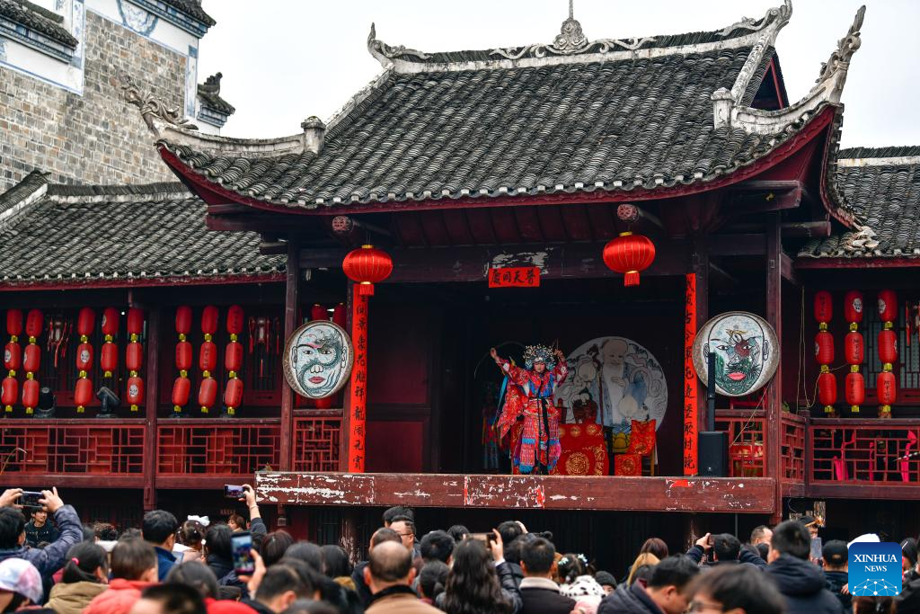 Tết Nguyên tiêu trên thế giới sẽ như thế nào? - Ảnh 1. Tết Nguyên tiêu trên khắp châu Á: Thả đèn lồng, robot múa lân - Ảnh 1.