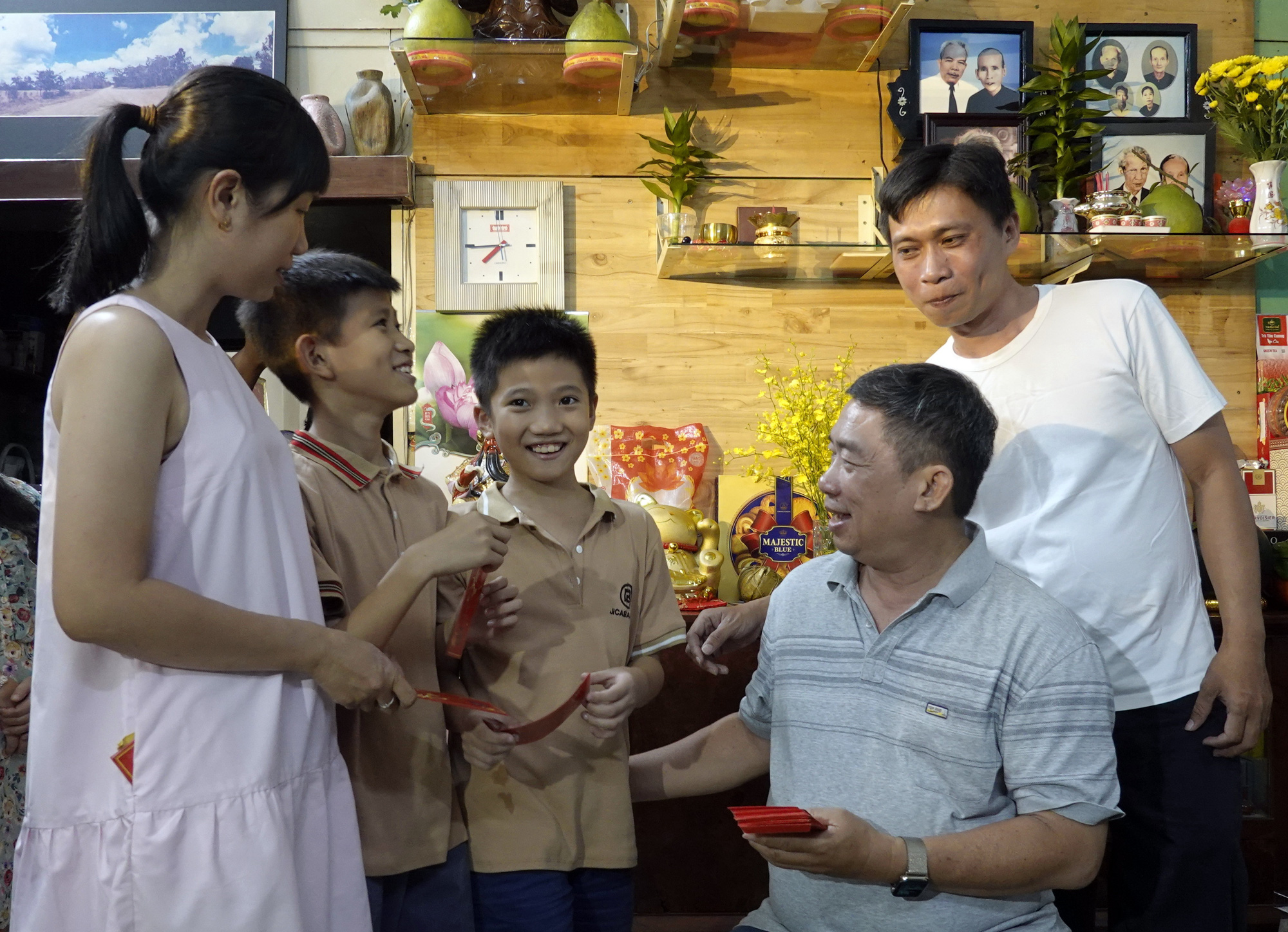 Tranh cãi chi chuyện lì xì, dạy trẻ trân quý những điều bình thường - Ảnh 1. Tranh cãi chi chuyện lì xì, dạy trẻ trân quý những điều bình thường - Ảnh 1.