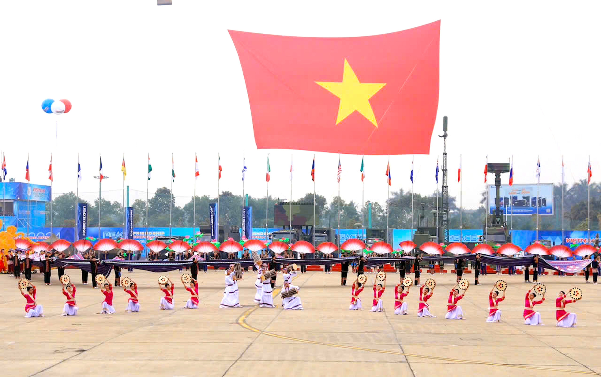 Lửa tinh thần dân tộc từ những lá cờ đỏ sao vàng - Ảnh 1.