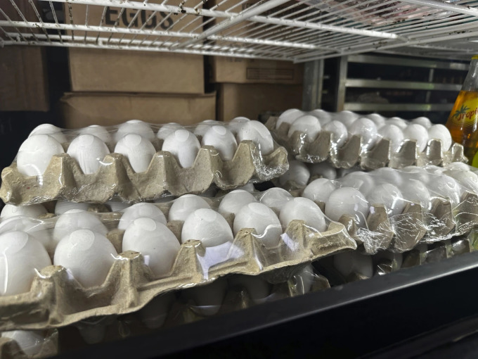 Những vỉ trứng được bảo quản trong tủ mát tại New Orleans. Ảnh: AP