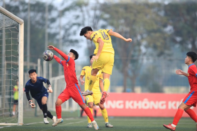 Luxury Hạ Long (áo đỏ) thua Hà Nội FC 0-8 ở bảng A vòng loại U19 Quốc gia 2024-2025. Ảnh: Hà Nội FC