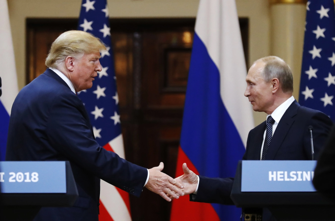 Cựu tổng thống Mỹ Donald Trump (trái) Tổng thống Nga Vladimir Putin trong cuộc họp báo chung ở Helsinki, Phần Lan, ngày 16/7/2018. Ảnh: AP