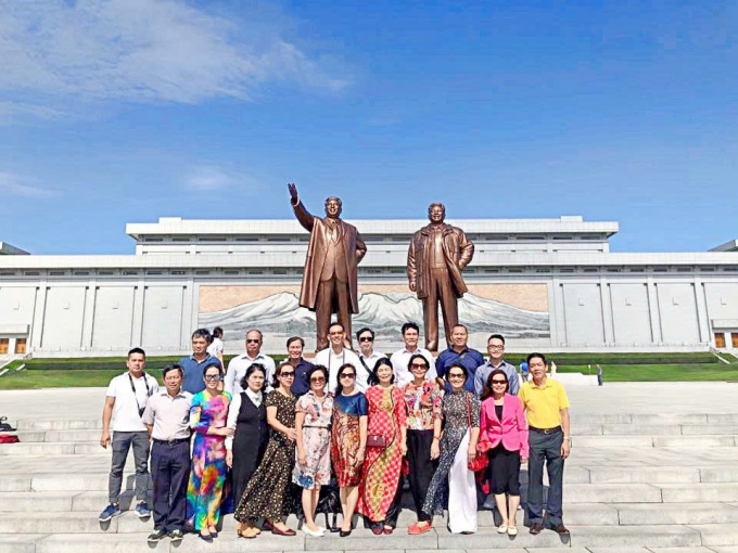 Đoàn khách Việt chụp ảnh trước Đài tưởng niệm Grand Mansu Hill năm 2019. Ảnh: Flamingo Redtours