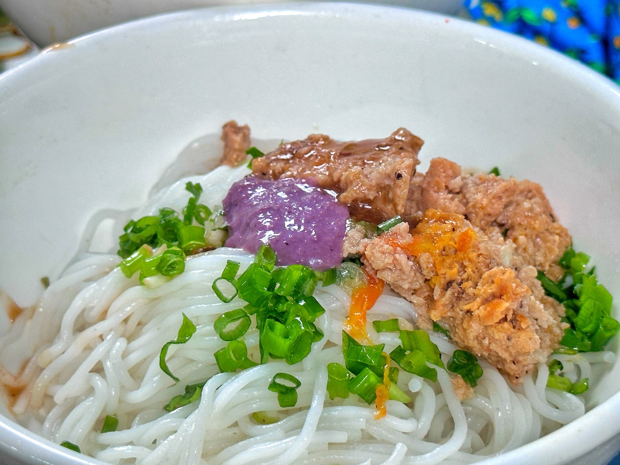 Bún riêu TP.HCM '10.000 đồng cũng bán', 1 tiếng hết sạch: Bà chủ không cần... nêm nếm - Ảnh 2. Bún riêu TP.HCM '10.000 đồng cũng bán', 1 tiếng hết sạch: Bà chủ không cần... nêm nếm - Ảnh 2.