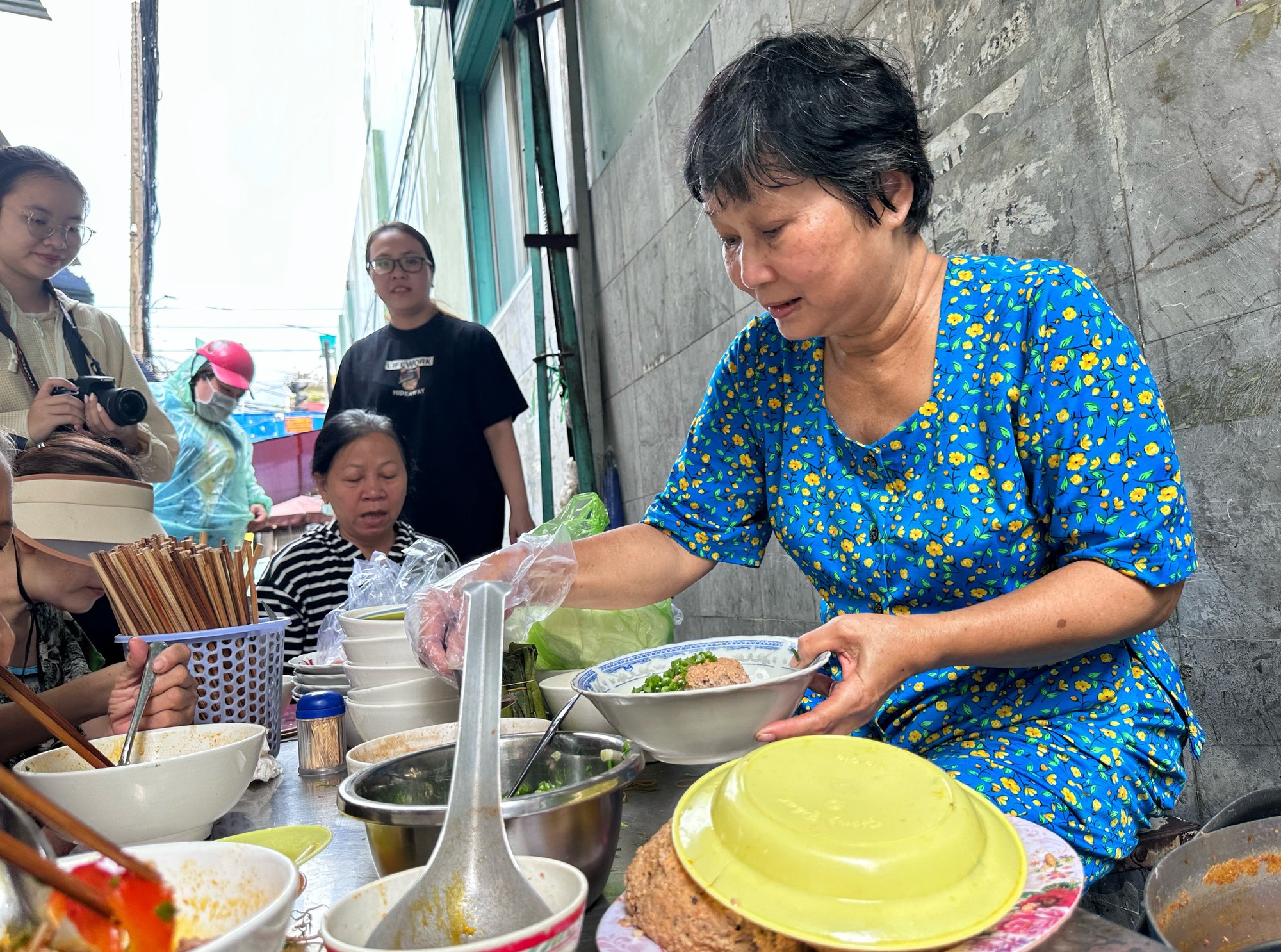 Bún riêu TP.HCM '10.000 đồng cũng bán', 1 tiếng hết sạch: Bà chủ không cần... nêm nếm - Ảnh 1. Bún riêu TP.HCM '10.000 đồng cũng bán', 1 tiếng hết sạch: Bà chủ không cần... nêm nếm - Ảnh 1.