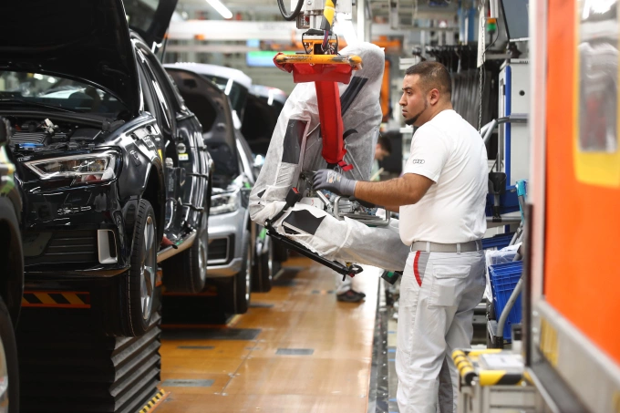 Công nhân làm việc trong nhà máy Audi tại Ingolstadt. Đức. Ảnh: Reuters