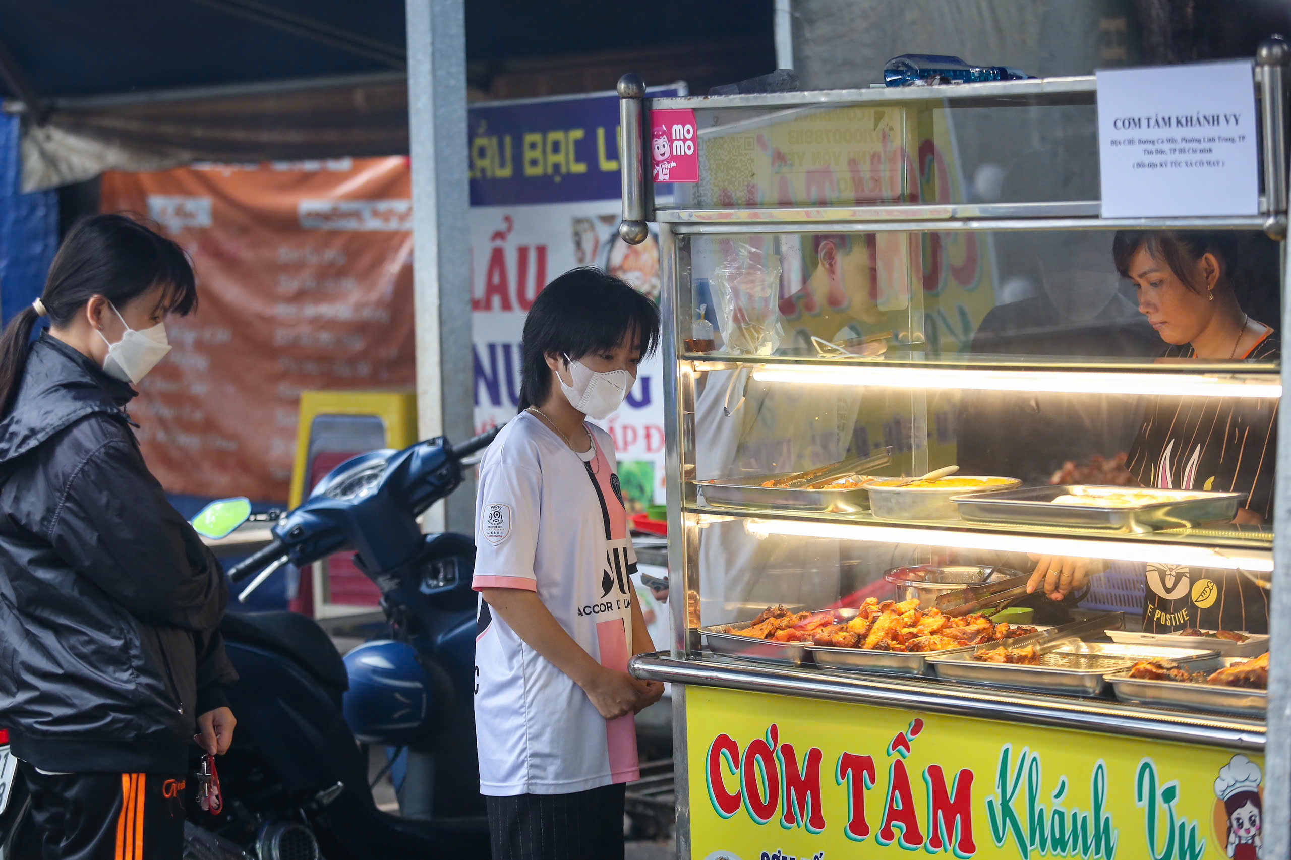 Chế độ dinh dưỡng của sinh viên ở TP.HCM: 'Đầu tháng cơm sườn, cuối tháng cơm… nước tương'?- Ảnh 1. Chế độ dinh dưỡng của sinh viên ở TP.HCM: 'Đầu tháng cơm sườn, cuối tháng cơm… nước tương'?- Ảnh 1.