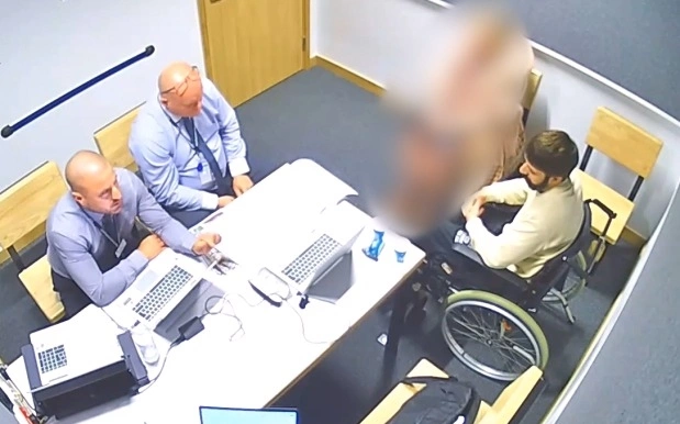 Kyle Clifford ngồi trên xe lăn trong cuộc thẩm vấn đầu tiên. Ảnh: Hertfordshire Constabulary