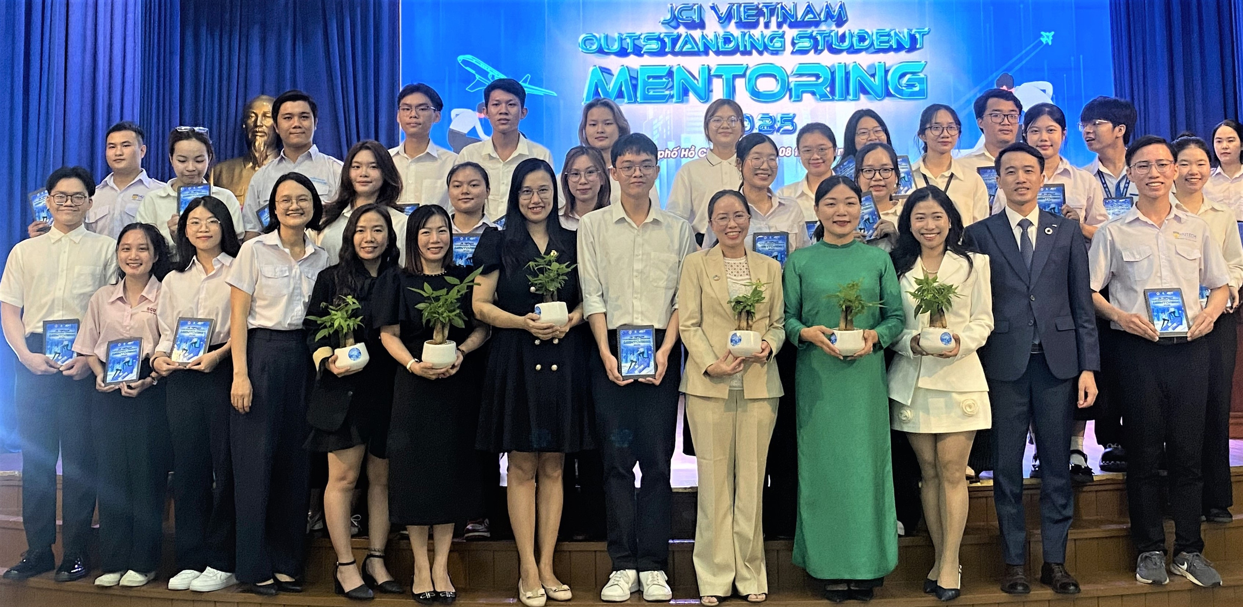 Thêm đôi cánh cho sinh viên nổi bật - Ảnh 1. Thêm đôi cánh cho sinh viên nổi bật - Ảnh 1.