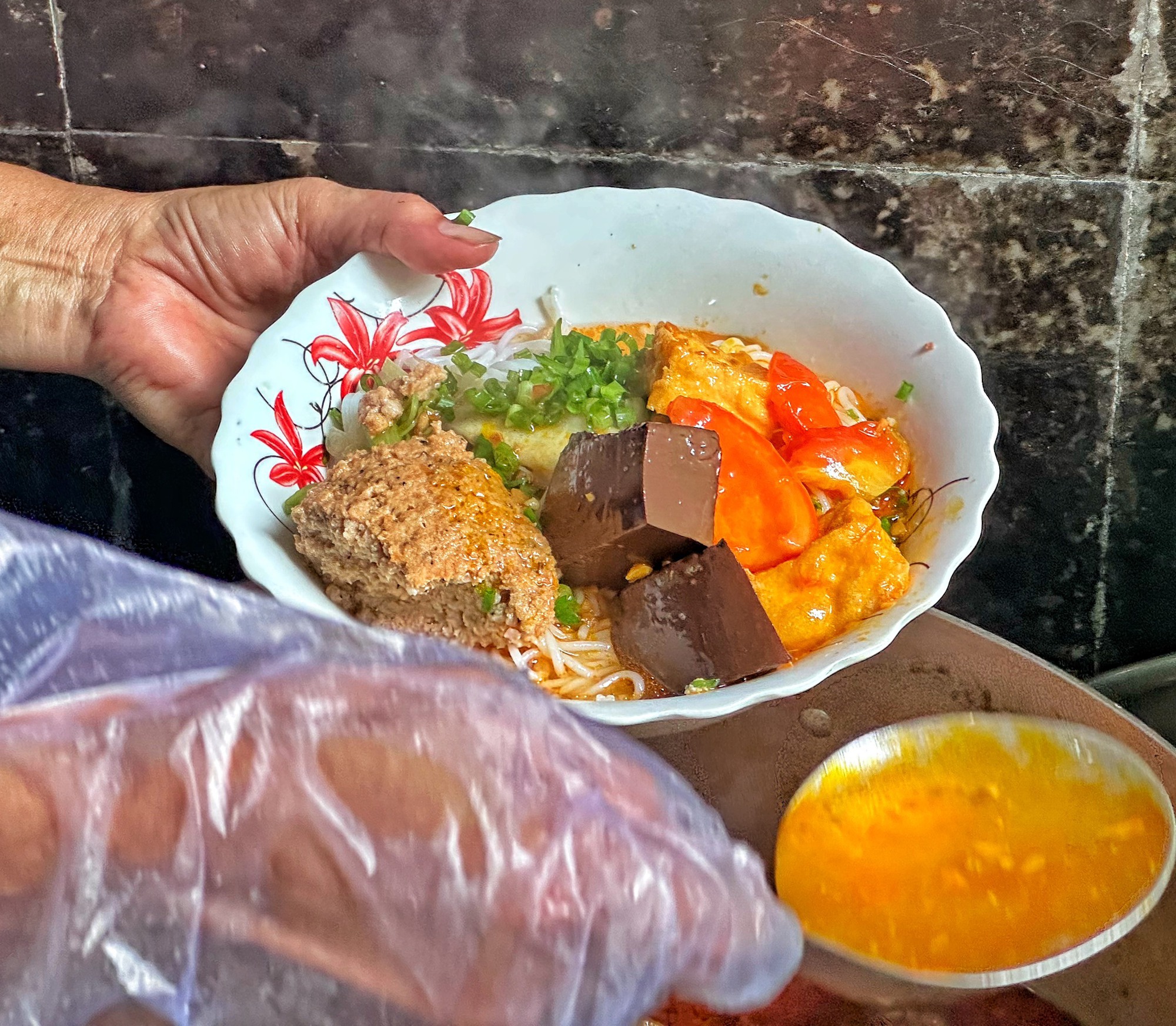Bún riêu TP.HCM '10.000 đồng cũng bán', 1 tiếng hết sạch: Bà chủ không cần... nêm nếm - Ảnh 4. Bún riêu TP.HCM '10.000 đồng cũng bán', 1 tiếng hết sạch: Bà chủ không cần... nêm nếm - Ảnh 4.