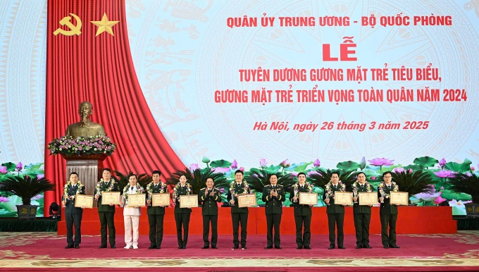 Đại tướng Nguyễn Tân Cương và Thượng tướng Trịnh Văn Quyết trao bằng khen cho 10 Gương mặt trẻ tiêu biểu toàn quân năm. Ảnh: Việt Trung