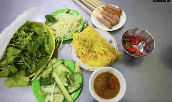 Bánh xèo ăn kèm với rau, đu đu bào sợi và dưa leo. Ảnh: Xuân Phương