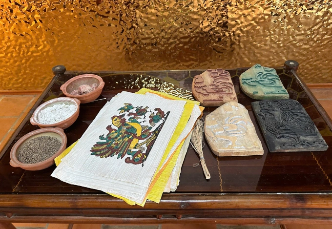 Khuôn in và những bức tranh Đông Hồ. Ảnh: Ban Mai