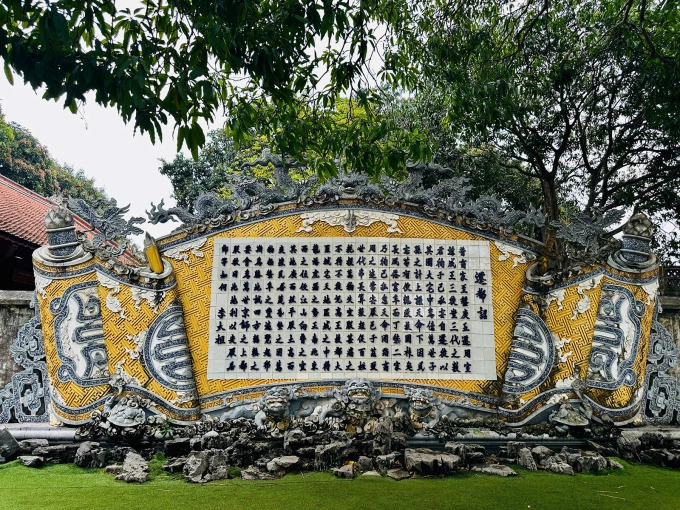 Chiếu dời đô của Lý Thái Tổ tại đền Đô. Ảnh: Ban Mai