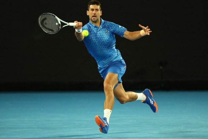 Djokovic đánh thuận tay tại Australia Mở rộng 2022, trên sân Rod Laver, Melbourne. Ảnh: Reuters