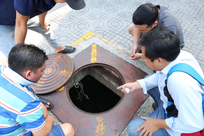 Cư dân kiểm tra bồn chứa nước sinh hoạt ở chung cư chung cư Ngọc Đông Dương, ngày 9/3. Ảnh: Đình Văn
