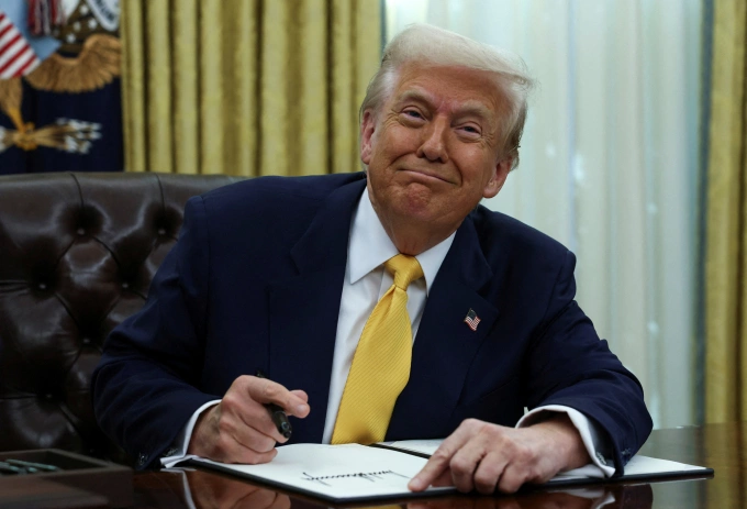 Tổng thống Mỹ Donald Trump ký một sắc lệnh tại Phòng Bầu dục hôm 7/3. Ảnh: Reuters