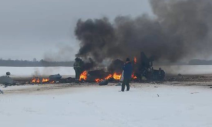 Trực thăng Mi-28 Nga bốc cháy sau khi bị rơi xuống tỉnh Leningrad hôm 18/3. Ảnh: Telegram/Astra