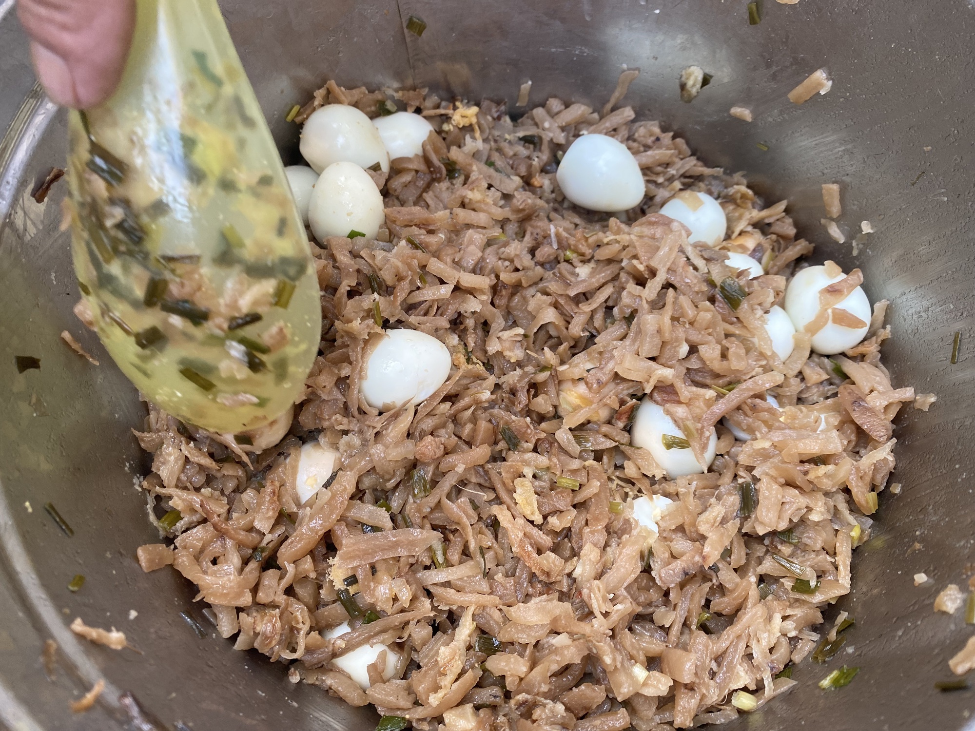 "Gánh xôi bà xã" 10.000 đồng hơn 30 năm ở TP.HCM - Ảnh 4. "Gánh xôi bà xã" 10.000 đồng hơn 30 năm ở TP.HCM - Ảnh 4.