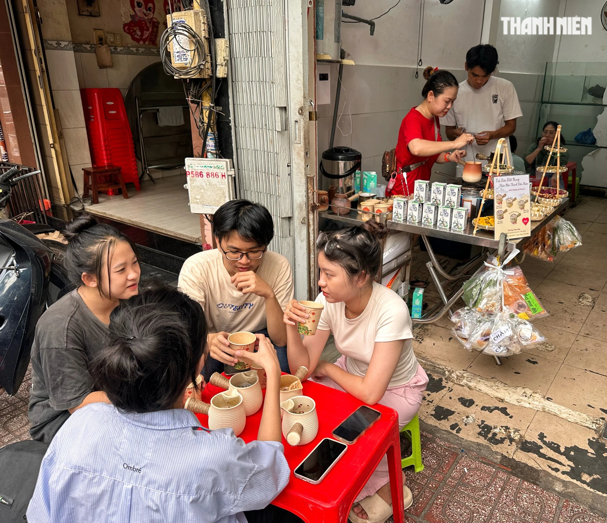 Trà sữa đất nung 'hot rần rần' xuất hiện ở TP.HCM: Chờ 30 phút, ùn ùn khách - Ảnh 2. Trà sữa đất nung 'hot rần rần' xuất hiện ở TP.HCM: Chờ 30 phút, ùn ùn khách - Ảnh 2.