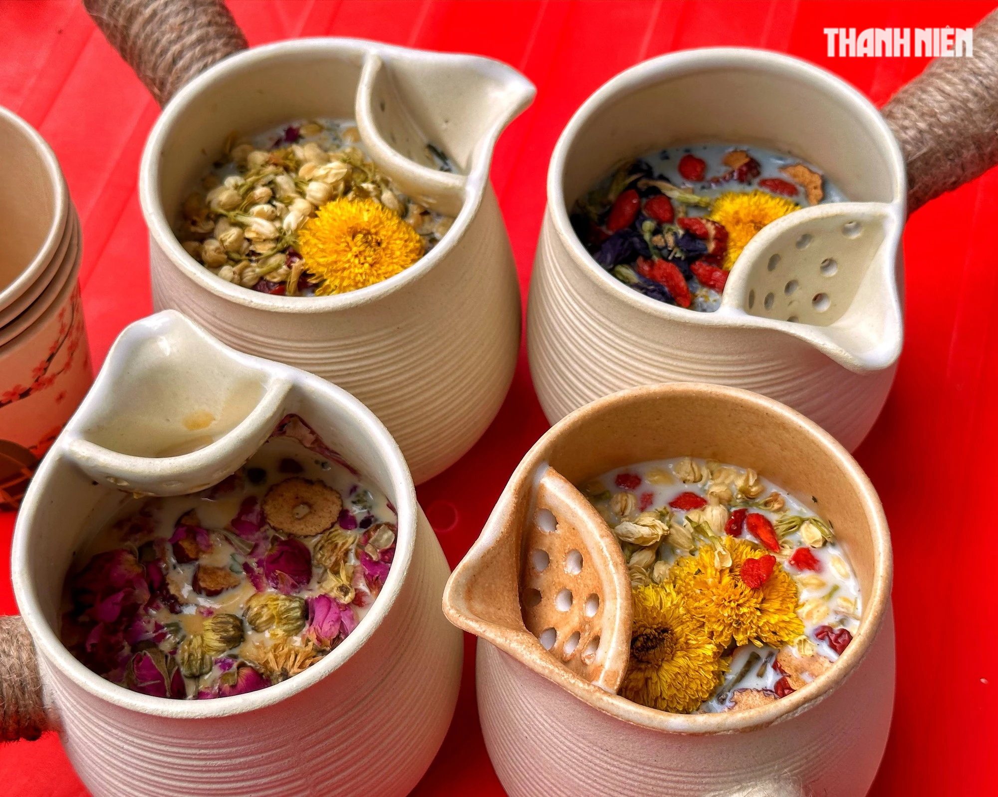 Trà sữa đất nung 'hot rần rần' xuất hiện ở TP.HCM: Chờ 30 phút, ùn ùn khách - Ảnh 4. Trà sữa đất nung 'hot rần rần' xuất hiện ở TP.HCM: Chờ 30 phút, ùn ùn khách - Ảnh 4.