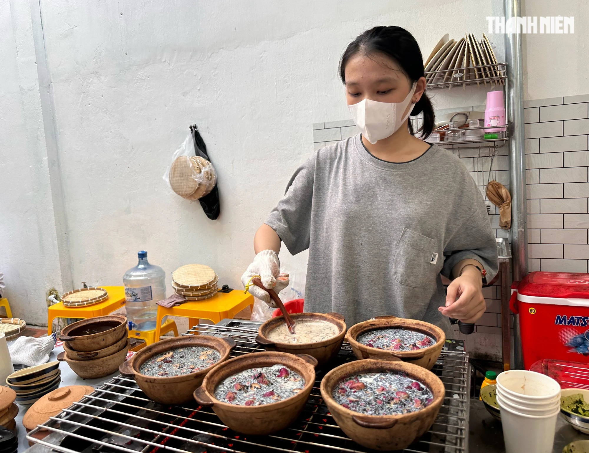 Trà sữa đất nung 'hot rần rần' xuất hiện ở TP.HCM: Chờ 30 phút, ùn ùn khách - Ảnh 9. Trà sữa đất nung 'hot rần rần' xuất hiện ở TP.HCM: Chờ 30 phút, ùn ùn khách - Ảnh 9.
