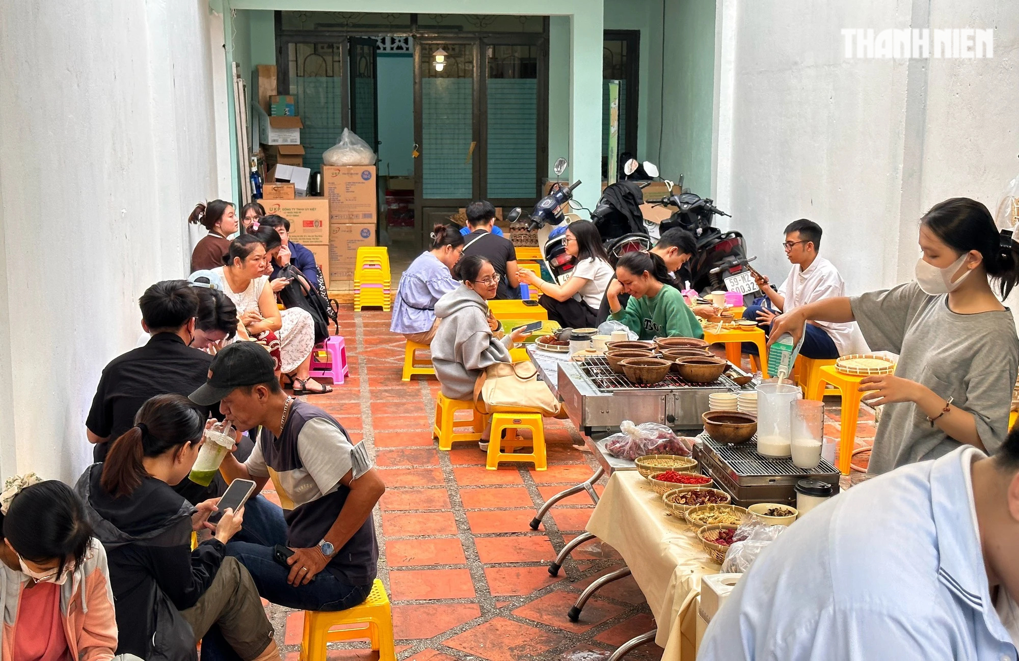 Trà sữa đất nung 'hot rần rần' xuất hiện ở TP.HCM: Chờ 30 phút, ùn ùn khách - Ảnh 10. Trà sữa đất nung 'hot rần rần' xuất hiện ở TP.HCM: Chờ 30 phút, ùn ùn khách - Ảnh 10.