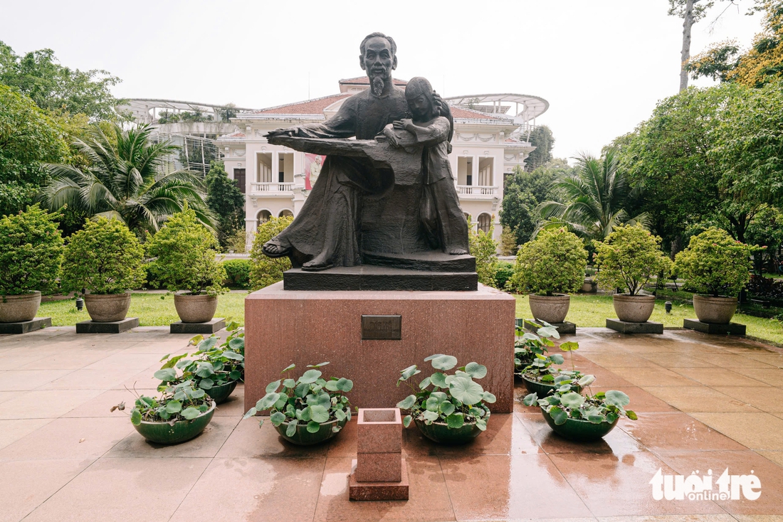 Tượng Bác Hồ với thiếu nhi được đề cử tác phẩm văn học nghệ thuật nổi bật của TP.HCM - Ảnh 1. Tượng Bác Hồ với thiếu nhi được đề cử tác phẩm văn học nghệ thuật nổi bật của TP.HCM - Ảnh 1.