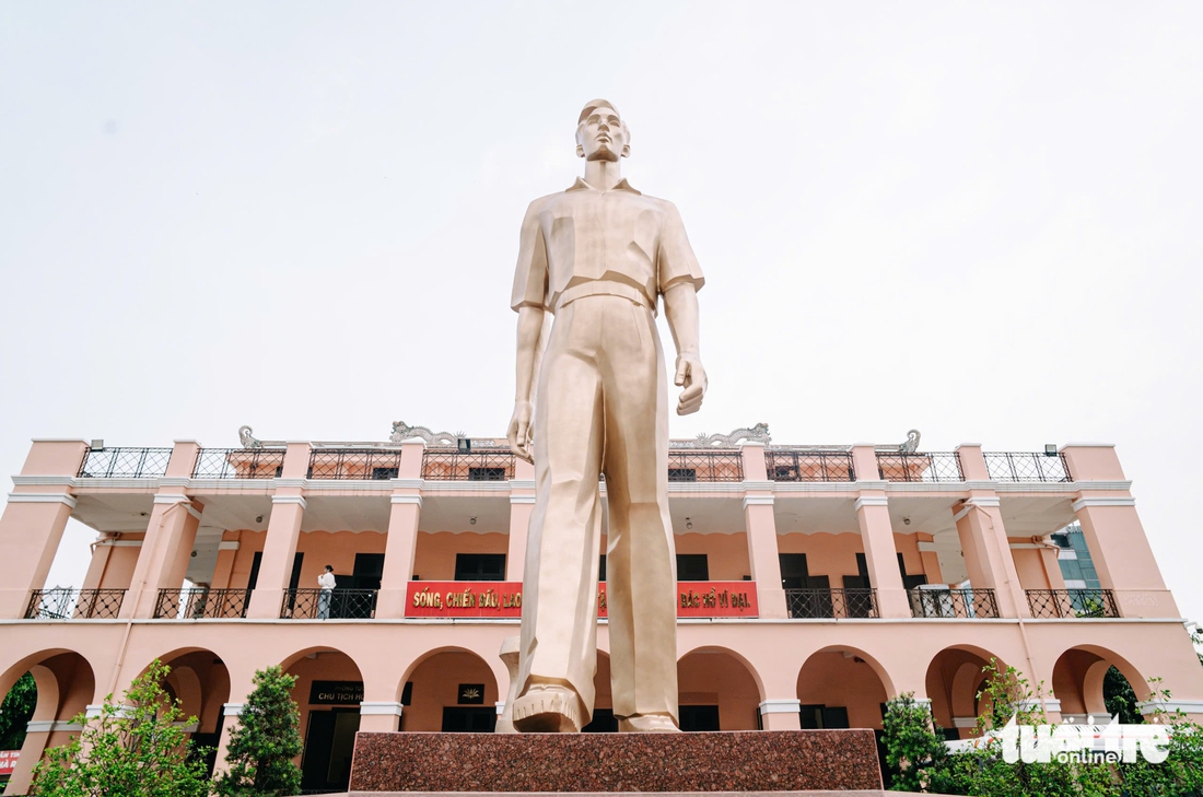 Tượng Bác Hồ với thiếu nhi được đề cử tác phẩm văn học nghệ thuật nổi bật của TP.HCM - Ảnh 2. Ngắm những tác phẩm mỹ thuật được đề cử nổi bật 50 năm qua của TP.HCM - Ảnh 2.