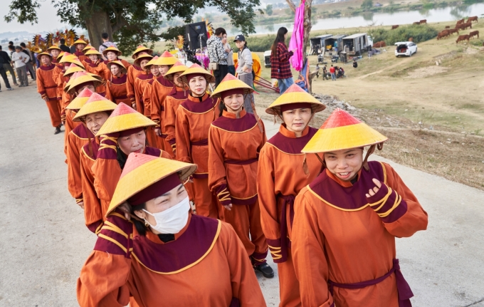Người dân Lạc Xá tập trung quay cảnh rước kiệu trên đường làng. Ảnh: Nhân vật cung cấp