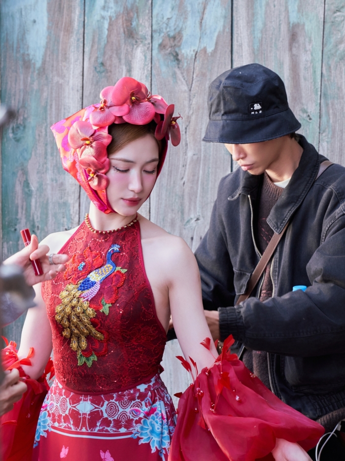 Stylist Khúc Mạnh Quân giúp Hòa Minzy tạo phong cách trước giờ quay. Ảnh: Nhân vật cung cấp