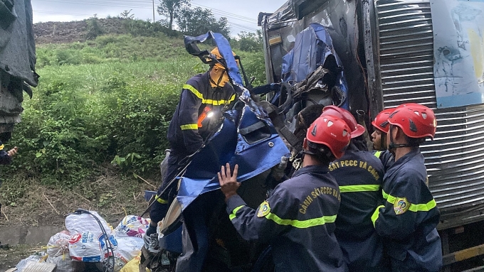 Phần đầu xe tải bị biến dạng hoàn toàn sau cú tông mạnh. Ảnh: Hữu Duyên
