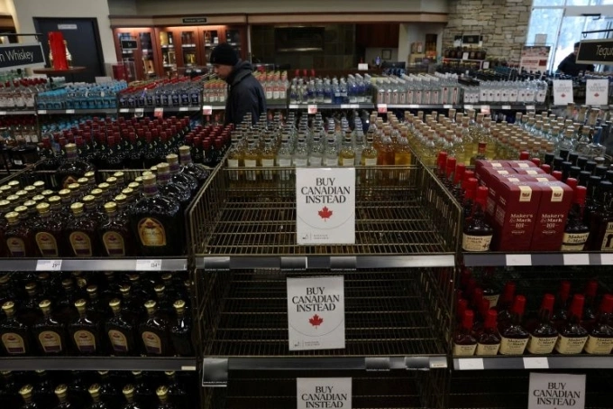 Sản phẩm của Mỹ bị rút khỏi các quầy hàng trong siêu thị ở British Columbia (Canada). Ảnh: Reuters