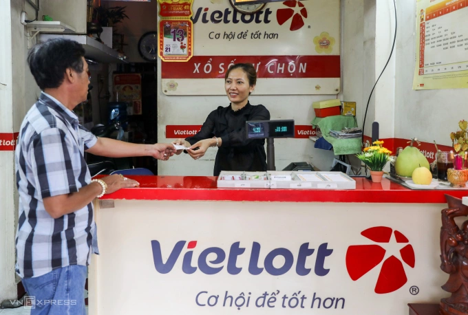 Người dân mua vé số Vietlott tại một cửa hàng trên đường Xô Viết Nghệ Tĩnh, quận Bình Thạnh. Ảnh: Quỳnh Trần