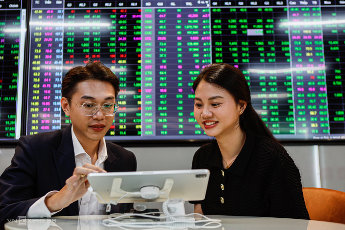 Nhân viên môi giới đang tư vấn cho nhà đầu tư tại một công ty chứng khoán ở quận 1 (TP HCM), tháng 10/2024. Ảnh: An Khương