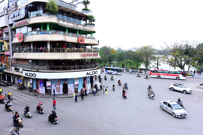 Toà nhà Hàm cá mập nằm ở khu vực Quảng trường Đông Kinh Nghĩa Thục. Ảnh: Giang Huy