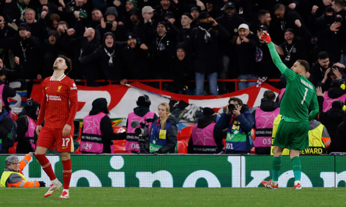 Donnarumma (phải) mừng sau khi đẩy cú sút luân lưu của Curtis Jones trong trận PSG thắng Liverpool ở lượt về vòng 1/8 Champions League trên sân Anfield, thành phố Liverpool, Vương quốc Anh tối 11/3/2025. Ảnh: Reuters